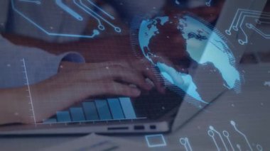 Adam dizüstü bilgisayarın anahtarlarını yazarken dönen dünyayı gösteren UI örtüsünü tetikler ve verileri analiz eden grafiği yükseltir. Teknoloji, veri görselleştirme, dijital arayüz, iş zekası, yenilik, analitik, profesyonel çalışma alanı