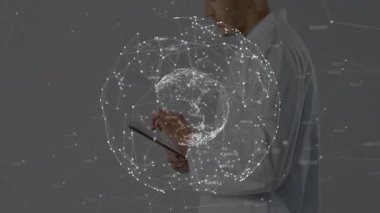 Erkek bilim adamı tableti tıklatıyor, veri görselleştirmesi için 3D ağ küresi üretiyor. Futuristik, teknoloji, yenilik, dijital, bilim, veri, ağ