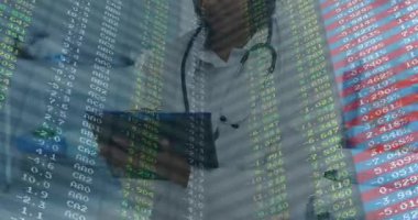 Kadın doktor elinde tablet tutuyor ve klinikteki artan veri sütunlarını performans görüşü için analiz ediyor. Profesyonel, sağlık, teknoloji, analitik, yenilik, tanı, güven