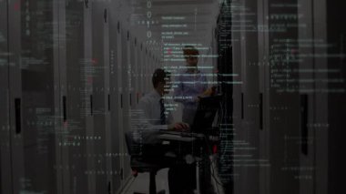 Kadın IT sunucularını incelerken, erkek dizüstü bilgisayarda komut yazma kodu ile örtüşüyor. Teknoloji, takım çalışması, işbirliği, veri, elektronik, iletişim, modern