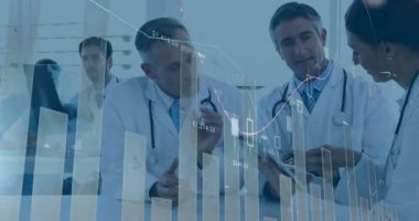 Üst üste binen tablolara bakan tıbbi danışman, anormalliği akran kaydırması olarak analiz eden doktoru tetikledi. Profesyonel, işbirliği, analiz, sağlık, teknoloji, tanı, klinik