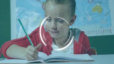 Öğrenci elinde kalemle deftere basıyor ve coğrafya okumaya başlıyor. Eğitim, öğrenme, yaratıcılık, keşif, teknoloji, odak, gençlik