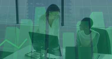 Yeşil çizelge, nabız çizgisi grafiğiyle karşılaştırıldığında bilgisayarın üzerine eğilip verileri karşılaştıran iş ekibi. İşbirliği, verimlilik, analitik, takım çalışması, kurumsal, modern, profesyonel