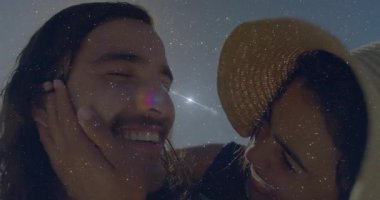 Güneş ışığıyla parıldayan mercek, yanakları okşayan kadın hasır şapkanın altında seyahat reklamları için neşe paylaşıyor. Romantizm, samimiyet, açık hava, doğa, canlı, neşeli, sevgi