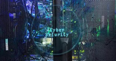 Bir saniye sonra, siber güvenlik metni sunucu kapısının üzerinde kayboluyor ve güvenlik taramasını tamamlıyor. Teknoloji, siber güvenlik, veri, ağ, holografik, dijital, sunucu