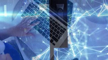 Dizüstü bilgisayarda yazan ve animasyon ağı başlatan kadın masadaki görsel veri akışını örtüyor. Teknoloji, bağlantı, dijital, yenilik, modern, çalışma alanı, ağ