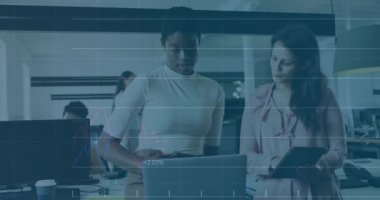 Sol kadın dizüstü bilgisayar ve sağ kadın analiz için finans çizelgeleri hazırlarken tablet araklıyor. İşbirliği, takım çalışması, veri analizi, profesyonel, modern, üretkenlik, dijital