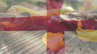 Eldivenli el maşası, mısırı ve biberi ızgaraya koyuyor, köfteyi çeviriyor, hatta yemek pişirmeyi garantiliyor. Barbekü, açık hava, ızgara, kavurucu, aşçı, yaz, dumanlı