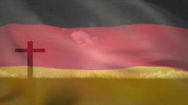 Hafif bir esinti siyah-kırmızı-altın bayrağa çarpıyor koyu haç esniyor ve altın parıltıyı yansıtıyor. Vatanseverlik, milliyetçilik, sükunet, doğal manzara, manzara, hareket, kumaş