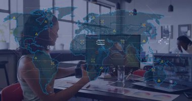 Fotoğrafçı lensleri denetliyor ve dünya haritasını teknoloji kullanarak veri şebekelerine bağlıyor. Teknoloji, yenilik, veri görselleştirme, dijital ağ, yaratıcı çalışma alanı, modern tasarım, işbirlikçi