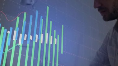 Şeffaf grafiği güncelleyen dizüstü bilgisayarı daktilo eden iş analisti çubuklar ve satırlarla değişiklikleri yansıtıyor. Veri görselleştirme, analitik, teknoloji, yenilik, profesyonel, modern, gösterge paneli