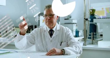 Kıdemli bilim adamı, şeffaf hologram üzerinde turta ve haritayı genişleterek verileri analiz ediyor. Gelecekçi, yenilikçi, teknoloji, veri görselleştirme, araştırma, bilimsel, analitik