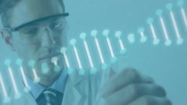 Bilim adamı holograma el kaldırıyor. Heliks dönüşünü başlatıyor ve DNA yapısını matarayla analiz ediyor. Gelecek, yenilik, biyoteknoloji, araştırma, dijital, bilim, keşif