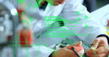 Teknisyen devre kartına test sondası getiriyor yeşil altıgen kaplamalarla tanılama başlatılıyor. Elektronik, mühendislik, yenilik, kesinlik, teknoloji, araştırma, enstrüman