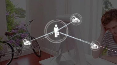 Telefona odaklanan bir adam olarak ekrandaki genişleyen ağda yüzen teknik simge yayıyor. Teknoloji, bağlantı, dijital, yenilik, çalışma alanı, iletişim, ağ