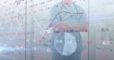 Doktor temiz panelin arkasında duruyor. Kamera yukarı kayıyor. Nabız ölçümlerini gösteriyor. Tıbbi, analitik, fütüristik, teknoloji, sağlık, profesyonel, veri görselleştirmesi