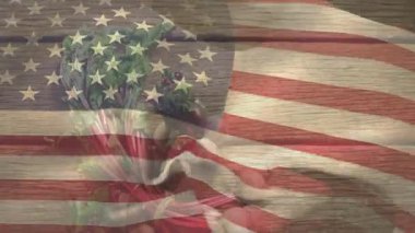 Çerçeveye giren el, salatalık dilimlemeye başlıyor. Turplar bayrak altında üretiliyor. Taze ürün, aşçılık, kırsal, sağlıklı beslenme, vatanseverlik, yemek hazırlama, doğal malzemeler.