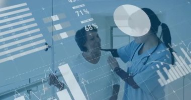 Sağlık hemşiresi, hareket kabiliyeti için damar yolu ile ayakta duran hastaya elini koyuyor. Rehabilitasyon, iyileşme, destek, teşvik, yetkilendirme, sağlık, tıbbi