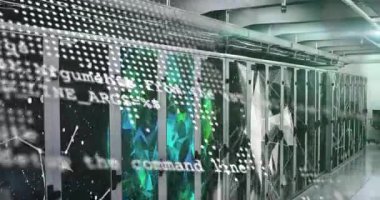 Dağınık noktalar sunucu dolapları boyunca veri akışını başlatıyor ağ bağlantılarını görüntülüyor. Teknoloji, siber güvenlik, dijital, yenilik, fütüristik, bağlantı, altyapı