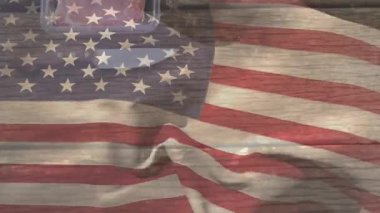 Bayrak sallama, el kaldırma tepsisi kapağı ve hazırlanmak için çiğ biftekleri tahta tahtaya yerleştirme. Vatansever, aşçı, köylü, ızgara, kasap, hazırlık, kahvaltı