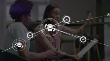 Meslektaşlar oturmuş, simge ortaya çıktığında tablet kullanarak iş verilerini açıklıyorlar, ağ dolum çerçevesi. İşbirliği, analitik, dijital, iletişim, takım çalışması, yenilik, çalışma alanı