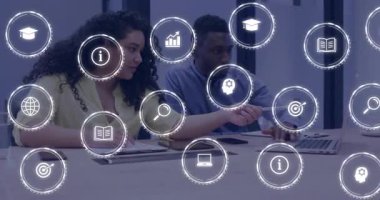 Kadın ekran simgesini işaret ediyor ve erkek iş simgeleri sürüklenirken verileri gözden geçiriyor. İşbirliği, analitik, yenilik, takım çalışması, teknoloji, şirket, dijital