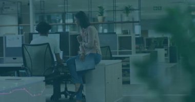 Telefon konuşmasını bitiren kadın, artan iş grafikleriyle monitörü işaret ederek meslektaşını arıyor. İşbirliği, takım çalışması, tartışma, profesyonel, modern, üretkenlik, analiz