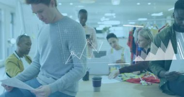 Tasarım ekibi, tasarım işbirliği için ön panel oluşturan animasyon veri görselleri üzerine planları gözden geçiriyor. İşbirliği, takım çalışması, yenilik, yaratıcı, modern, analitik, beyin fırtınası