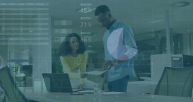 İşbirlikçi iş planlarının ortasında kağıt dağıtan ve kadınları işaret eden bir adam. İşbirliği, analitik, veri görselleştirme, takım çalışması, modern, profesyonel, dijital