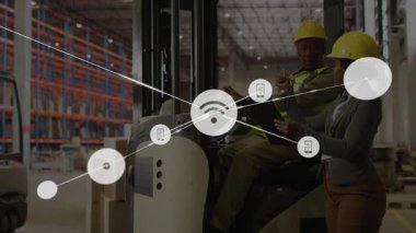 Operatör ve yönetici, depodaki hisseleri analiz ederek bağlantı örtüsü yaratıyor. Endüstriyel, takım çalışması, dijital, lojistik, dinamik, gelişmiş, işbirlikçi