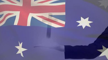 Sağ yandan gelen el, Avustralya bayrağını sallayarak ulusal sembolü gösteriyor. Vatanseverlik, milliyetçilik, sembolizm, jest, kumaş, el sallama, gurur