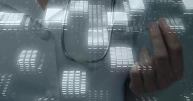 Paltonun yakasındaki steteskop kulaklığını kaldıran klinisyen, sağlık verilerini veri şebekesinin altına gizliyor. Tıbbi, teknoloji, dijital, sağlık, yenilik, fütüristik, profesyonel