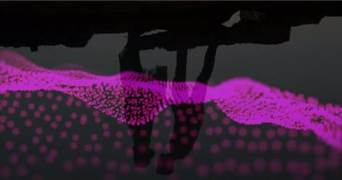 Teknisyenler, sahilde ilerleyen pembe dalga şeklindeki çiftin gün batımında romantizm için öpüştüğünü gösteriyor. Romantizm, samimiyet, günbatımı, siluet, sükunet, bağlantı, sükunet