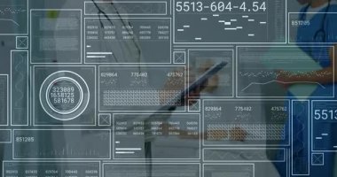 Doktor ve hemşire tableti tıkırdatıyor ve sağlık ölçümlerini güncellerken HUD yenileme ile grafikleri not ediyor. Tıbbi, sağlık, teknoloji, tanı, klinik, yenilik, profesyonellik