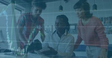 Kamera kontrollerini göstererek, üç meslektaşımız hisse senedi tablolarını birleştiren parmak izlerini inceliyor. İşbirlikçiler, takım çalışması, yaratıcı, teknoloji, analiz, yenilik, modern