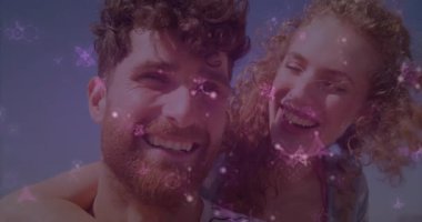 Erkek sola döndükten sonra kadın, pazarlama için pembeleşen pembe parıltıların arasında gülüyor. Neşe, arkadaşlık, kutlama, açık hava, canlı, dinamik, romantik