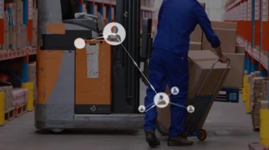 İşçi el arabasını koridorda itiyor, veri haritalama zinciri olarak stokları düzenliyor. Lojistik, envanter, verimlilik, sanayi, otomasyon, imalat, depolama