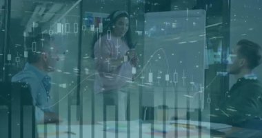 İş kadını, veri noktasını gösteren animasyon çizelgesi ile buluşmasında kalem ve çizim çizgisini açtı. Şirket, takım çalışması, sunum, veri analizi, yenilik, işbirliği, modern