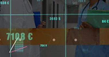 Hemşire ve doktor hastane koridorunda veri görselleştirmesini izliyorlar. Artan para birimi eğilimlerinin grafiğini çıkarıyorlar. Tıbbi, sağlık, analiz, analitik, finans, iş, meslek