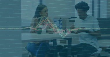 İş arkadaşları suşi paketini açıyor ve yemek çubuklarıyla yemek yiyor. Değişken dalgalarla dinlenme odasında. İşbirliği, gündelik, çağdaş, iletişim, profesyonellik, ilişki, rahatlık