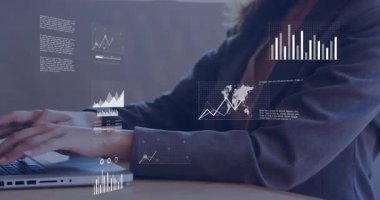 Bar grafikleri çizelgesi çizerken dizüstü bilgisayarda profesyonel daktilo kullanmak iş görüşü için dünya haritası oluşturur. Şirket, ofis, teknoloji, analitik, izleme, iş, dijital