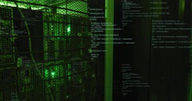 Kamera sağa dönerek ağ kafesini gösteriyor, sunucu rafı C + + kodu altında yeşil ışık yakıyor. Siber güvenlik, ağ, dijital, teknoloji, yüksek teknoloji, veri merkezi, şifreleme