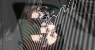 Arabadaki bulanık beyaz adamın üzerindeki çizgiler ve rakamlar. Küresel dağıtım hizmetleri, bağlantılar ve dijital olarak üretilen karbon ayak izi konsepti.