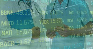 Çeşitli doktorların finansal veri işleme görüntüsü. Küresel tıp, finans ve dijital arayüz kavramı dijital olarak oluşturulmuş görüntü.