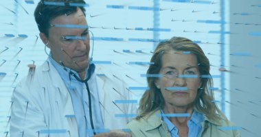 Kafkasyalı erkek doktor, beyaz kadın hastayı muayene ederken mali veri işleme tabi tutuluyor. Tıbbi sağlık ve teknoloji konsepti