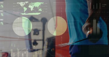 Egzersiz yapan erkeklerin dijital arayüzü. Küresel spor, dijital arayüz ve veri işleme kavramı dijital olarak oluşturulmuş görüntü.