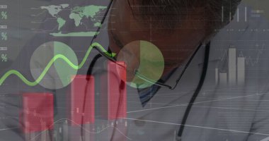 Kafkas erkek doktor üzerinden veri işleme görüntüsü. Küresel tıp, bilgisayar ve dijital arayüz kavramı dijital olarak oluşturulmuş görüntü.