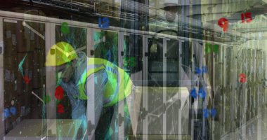 Kafkas erkek depo çalışanı ve sunucuların üzerindeki şekiller. İş, finans, teknoloji ve dağıtım hizmetleri kavramı dijital olarak oluşturulmuş imaj.