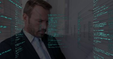 Kafkasyalı iş adamının dizüstü bilgisayarla veri işleme görüntüsü. küresel iş ve dijital arayüz kavramı dijital olarak oluşturulmuş görüntü.