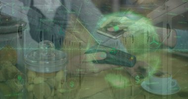 Ödeme terminalini kullanan beyaz insanların ellerinde veri işleme ve küre görüntüsü. İş, alışveriş, finans ve kablosuz ödemeler kavramı dijital olarak oluşturulmuş görüntü.